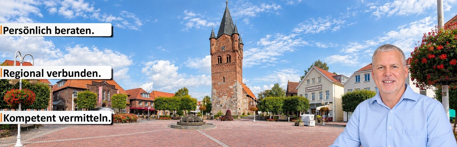 Immobilienmakler Michael Scholz vor dem Marktplatz in Westerstede. Beschriftung seitlich: Persönlich beraten, Regional verbunden, Kompetent vermitteln.