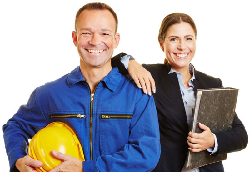 Symboldbild Berufliche Veränderungen - Handwerker und Büroangestelte