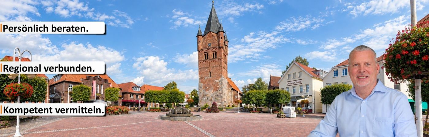 Immobilienmakler Michael Scholz vor dem Marktplatz in Westerstede. Beschriftung seitlich: Persönlich beraten, Regional verbunden, Kompetent vermitteln.