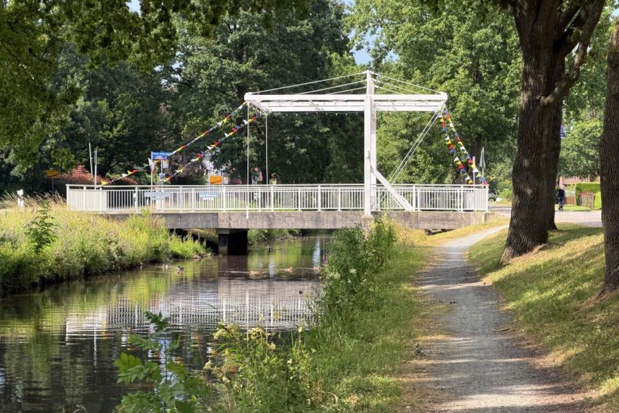 Blick auf die historische Klappbrücke am Augustfehn-Kanal