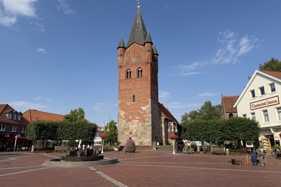 Blick vom Marktplatz aus auf die Westersteder Petri-Kirche