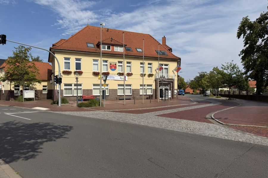 Der Apener Ortskern mit Blick auf das Rathaus