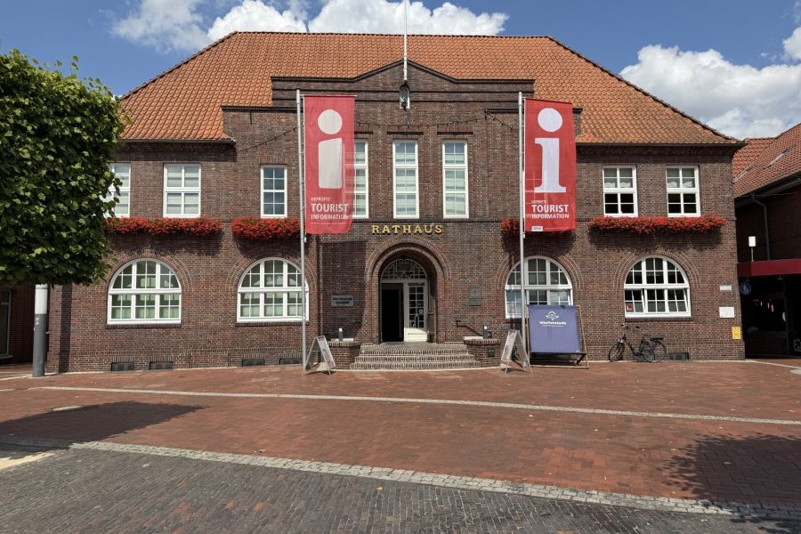 Das Rathaus der Stadt Westerstede vom Marktplatz aus gesehen